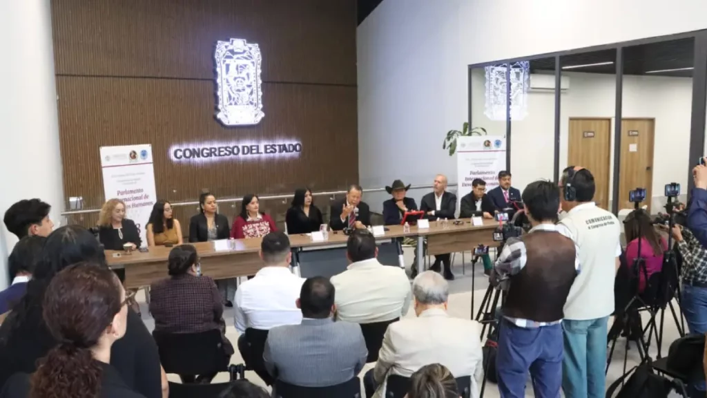 Presentan Parlamento Internacional de Derechos Humanos en favor de migrantes poblanos