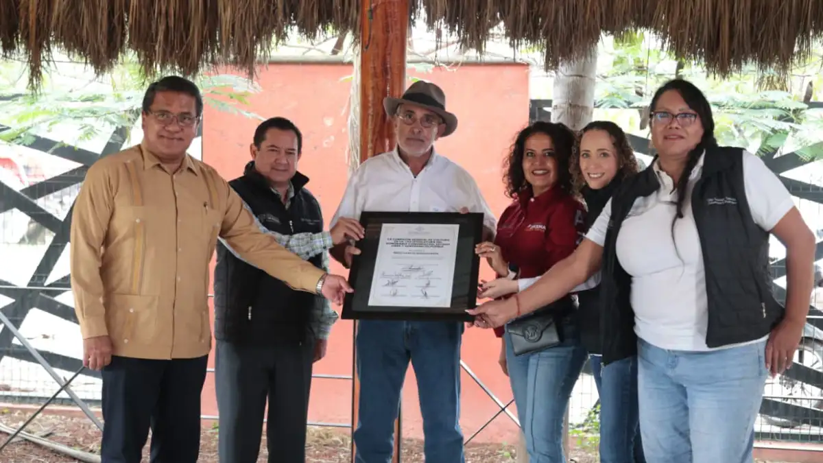 Comisión de Cultura del Congreso sesiona en Tehuacán y reconocen a introductor de ganado para elaboración del mole de caderas