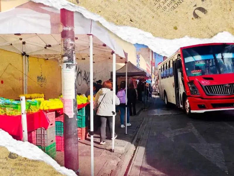 Con estructuras metálicas, ambulantes se apropian de banquetas del Centro Histórico de Puebla