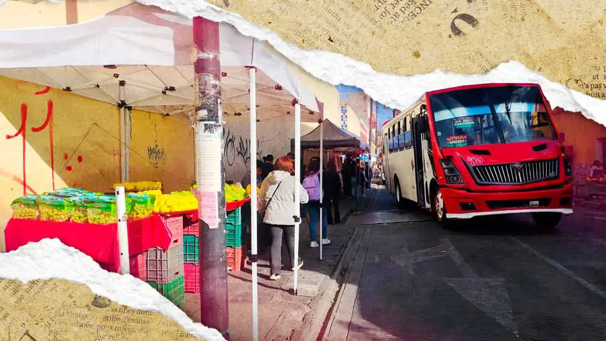 Con estructuras metálicas, ambulantes se apropian de banquetas del Centro Histórico de Puebla