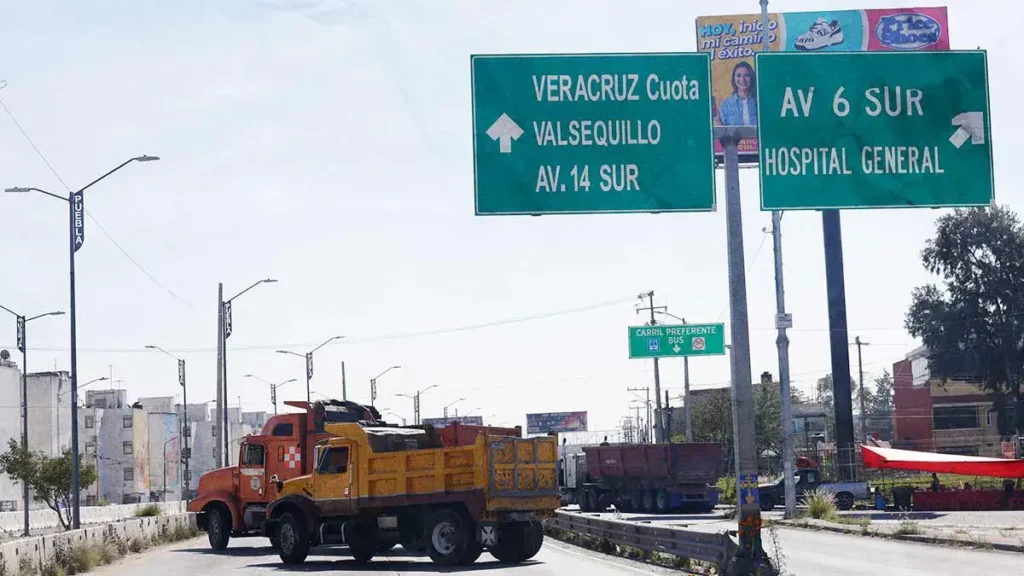 Transportistas bloquean Periférico Ecológico de Puebla y 11 Sur; generan caos vial en las principales avenidas