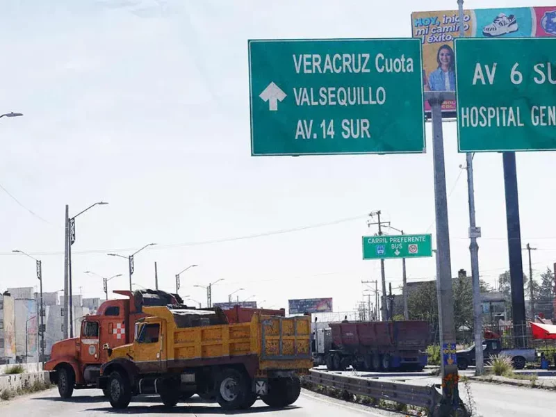 Transportistas bloquean Periférico Ecológico de Puebla y 11 Sur; generan caos vial en las principales avenidas