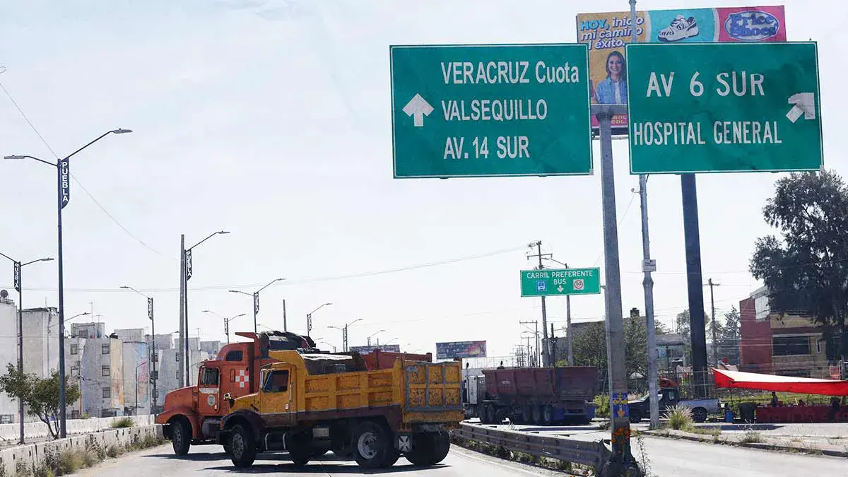 Transportistas bloquean Periférico Ecológico de Puebla y 11 Sur; generan caos vial en las principales avenidas