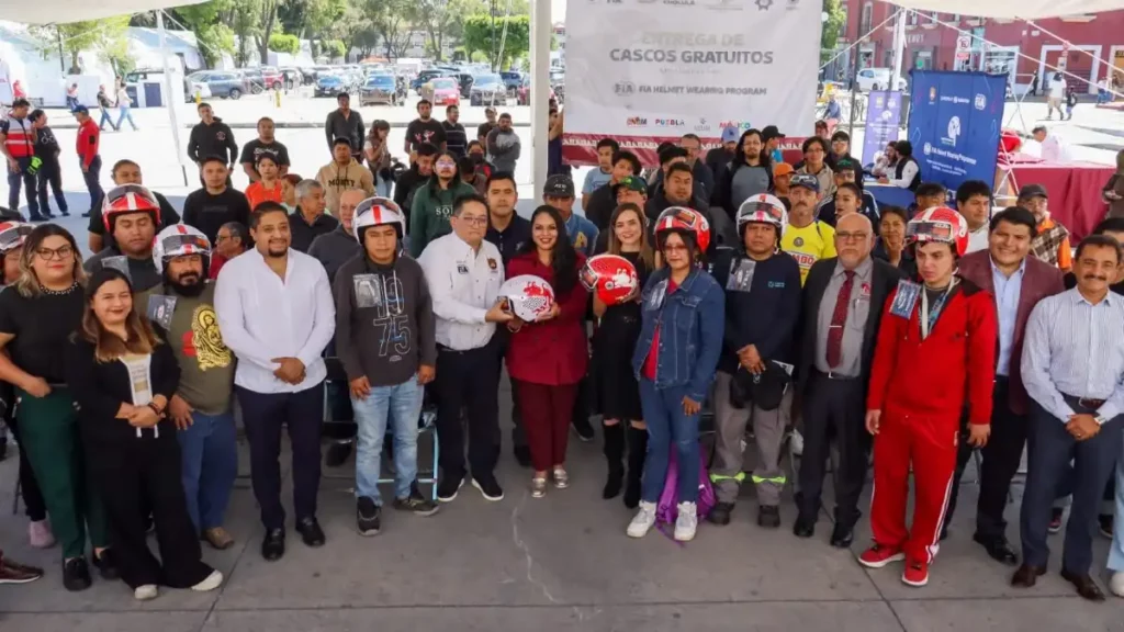 Tonantzin Fernández entrega cascos gratuitos a motociclistas de San Pedro Cholula