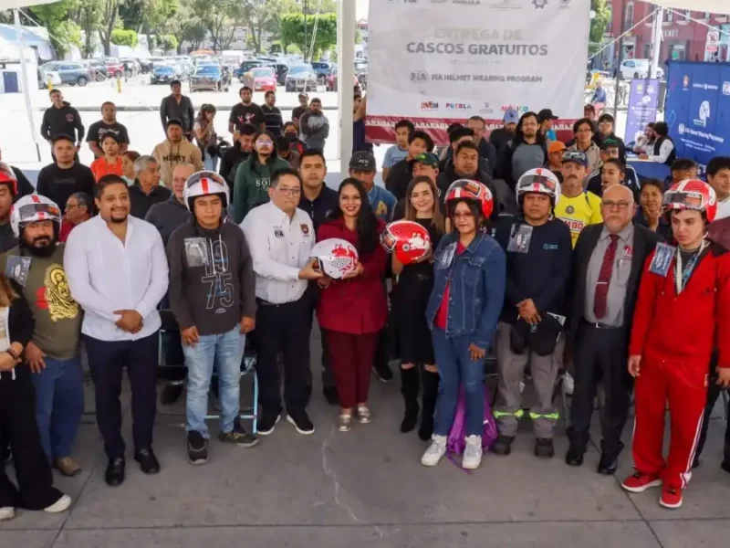 Tonantzin Fernández entrega cascos gratuitos a motociclistas de San Pedro Cholula