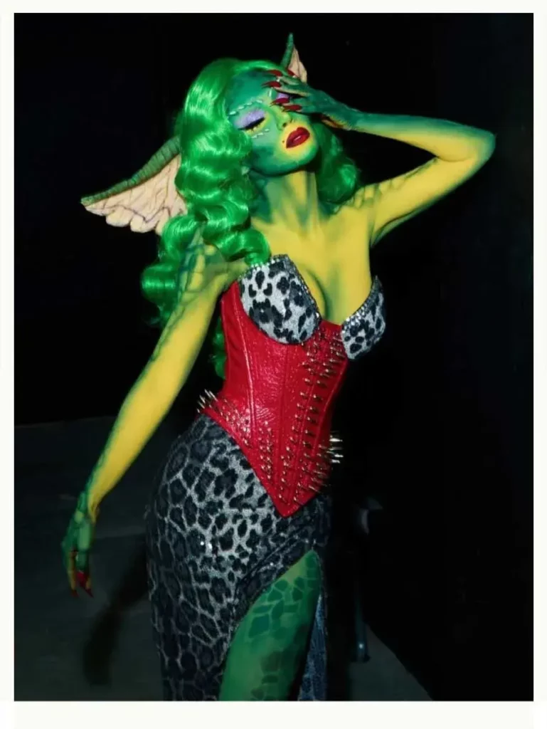 Belinda impacta con su disfraz inspirado en los Gremlins durante su “Beliween”