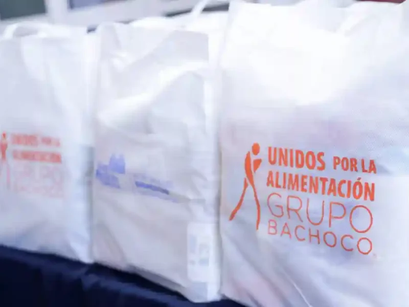 Entrega Lupita Cuautle apoyos alimentarios en colaboración con Industrias Bachoco