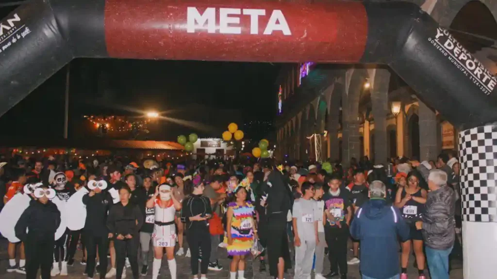 Tzompantli, la Carrera de los Muertos y globos de cantoya, así disfrutó la gente el Día de Muertos en Zacatlán