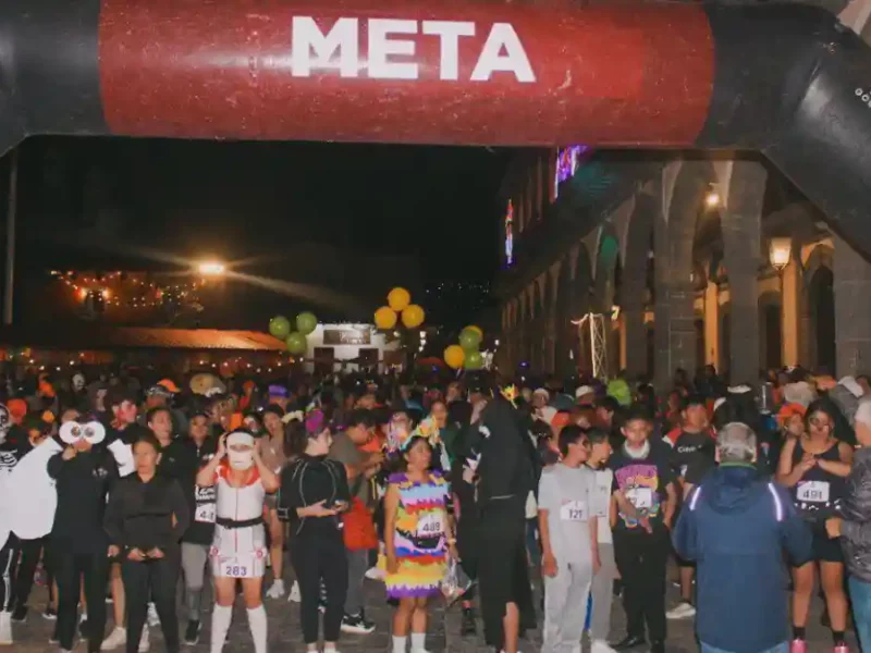 Tzompantli, la Carrera de los Muertos y globos de cantoya, así disfrutó la gente el Día de Muertos en Zacatlán