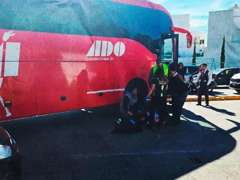 Autobús de ADO atropelló a una mujer y su hijo en Bulevar Carmelitas de Puebla