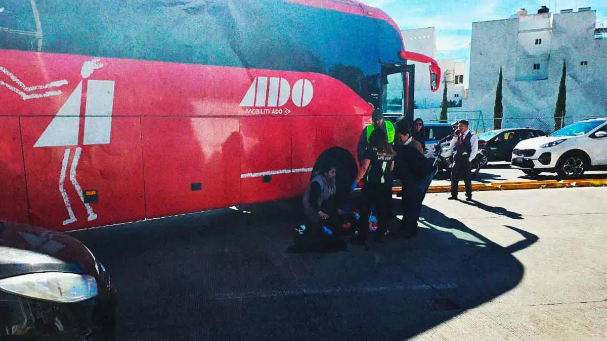 Autobús de ADO atropelló a una mujer y su hijo en Bulevar Carmelitas de Puebla