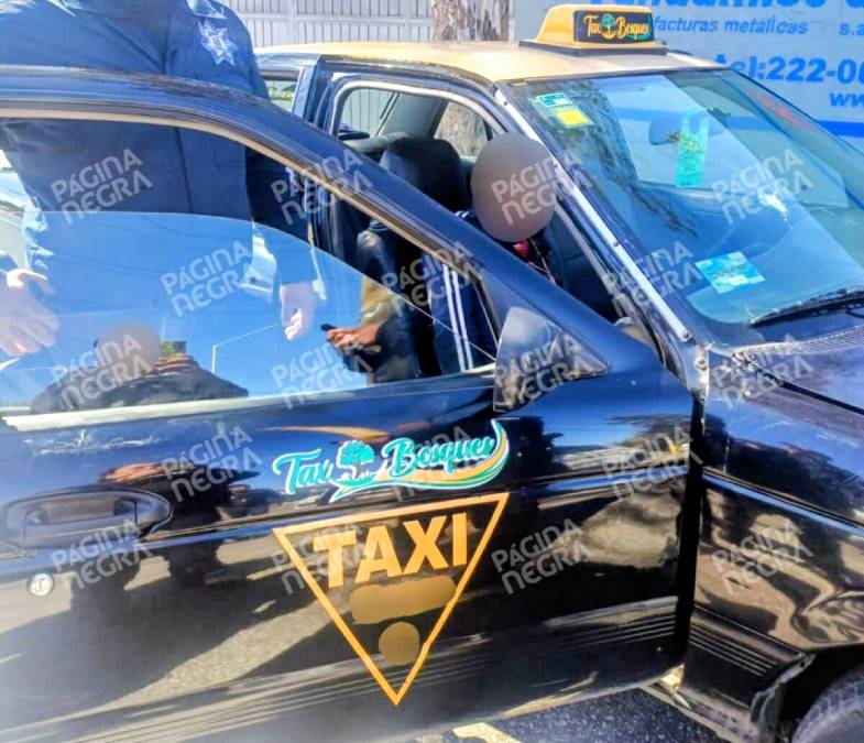 Balean a pasajero de taxi en Puebla; conductor manejó de reversa para pedir ayuda