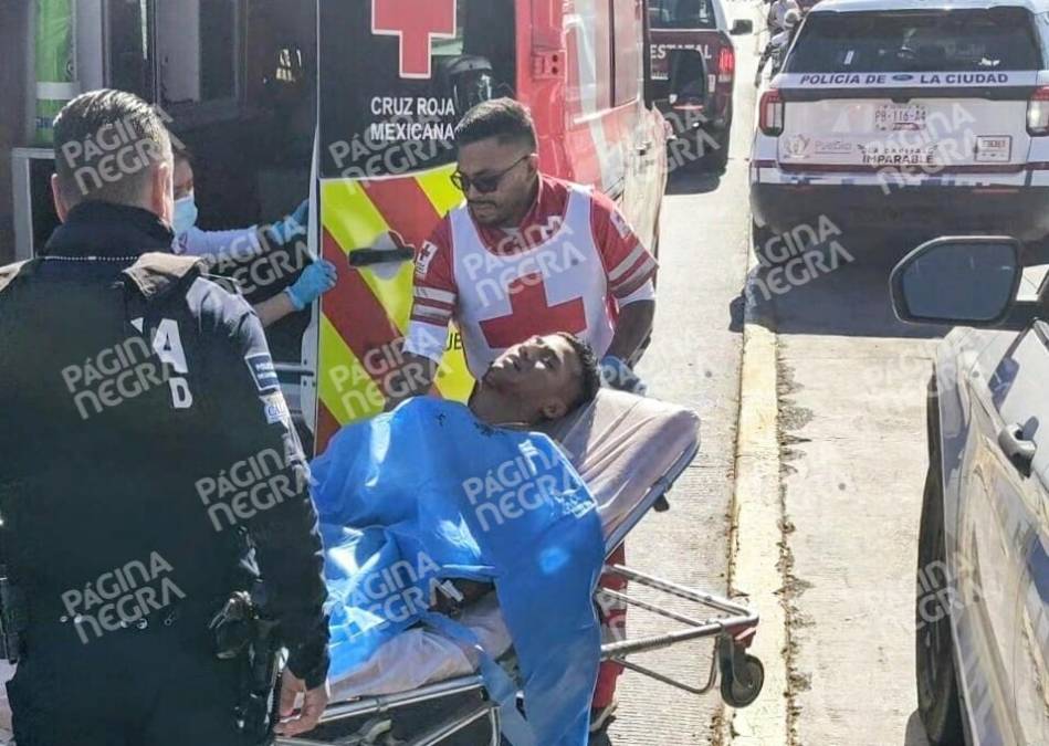 Balean a pasajero de taxi en Puebla; conductor manejó de reversa para pedir ayuda