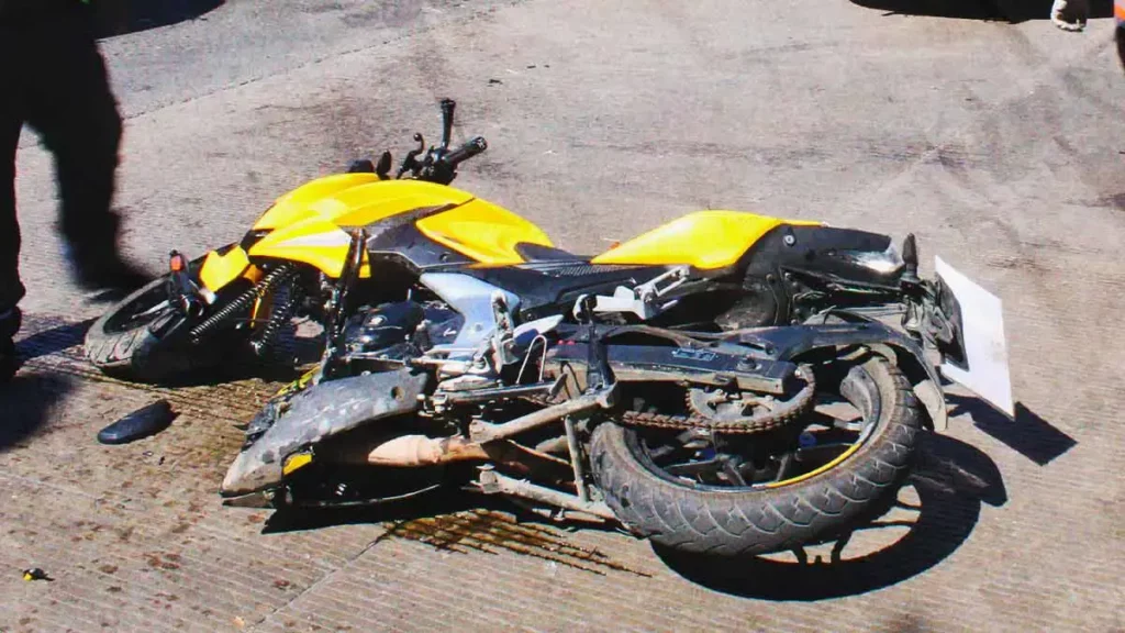 Motociclista de 16 años provocó accidente en Puebla; se pasó el alto, dejó dos heridos
