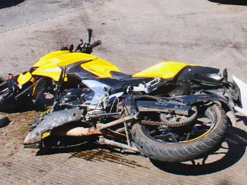 Motociclista de 16 años provocó accidente en Puebla; se pasó el alto, dejó dos heridos