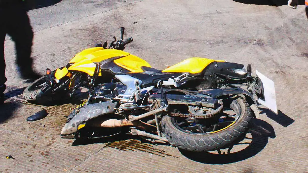 Motociclista de 16 años provocó accidente en Puebla; se pasó el alto, dejó dos heridos