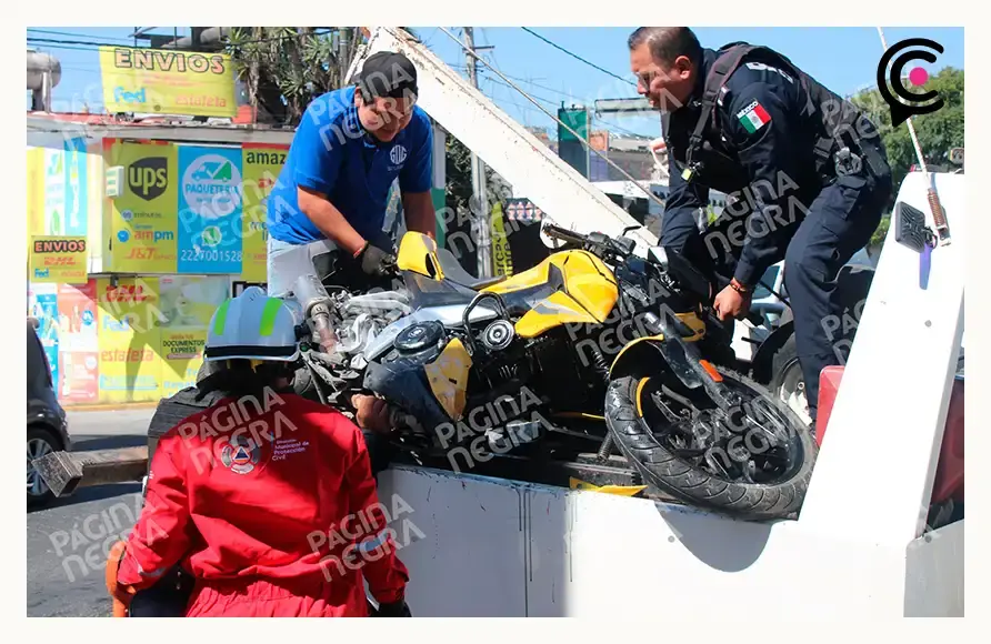 Motociclista de 16 años provocó accidente en Puebla; se pasó el alto, dejó dos heridos