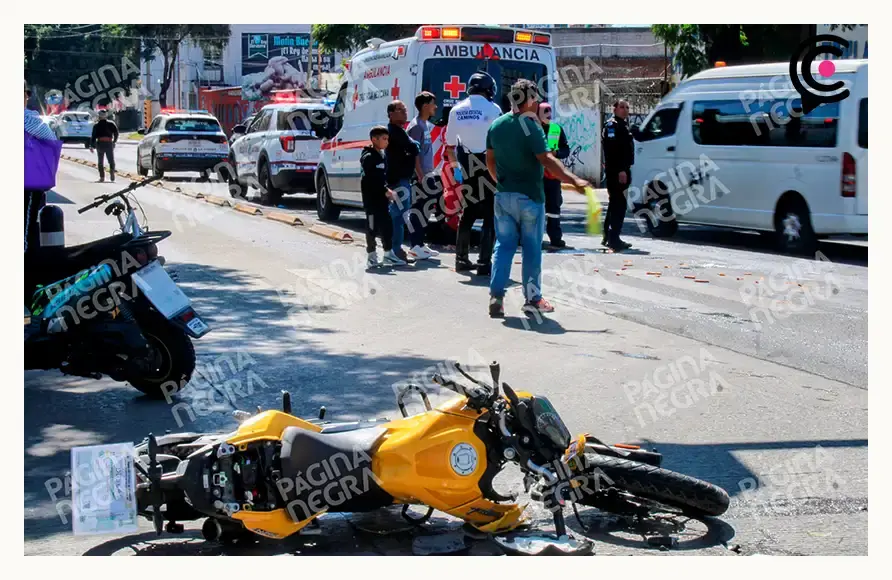 Motociclista de 16 años provocó accidente en Puebla; se pasó el alto, dejó dos heridos