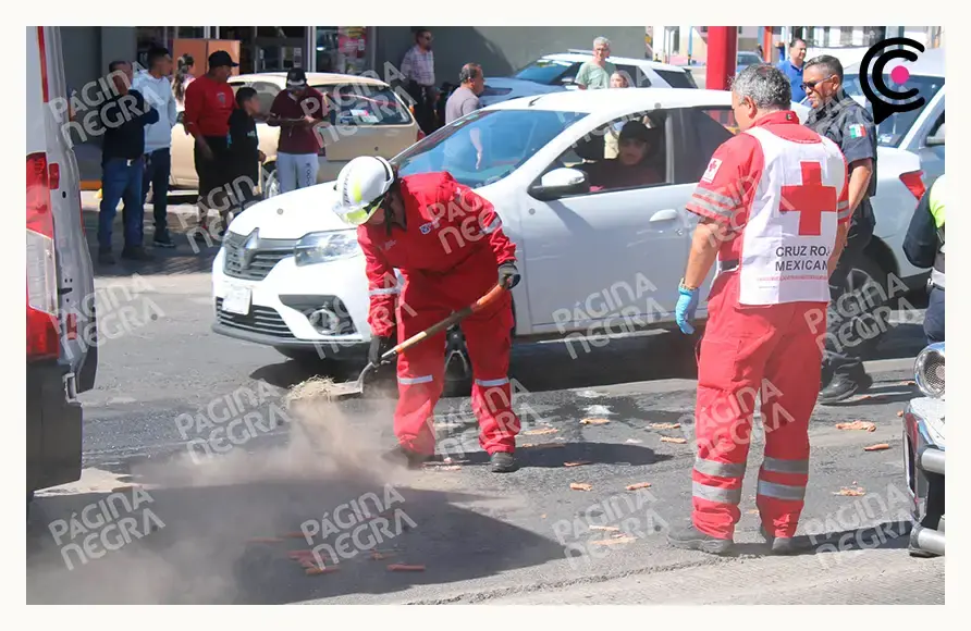 Motociclista de 16 años provocó accidente en Puebla; se pasó el alto, dejó dos heridos