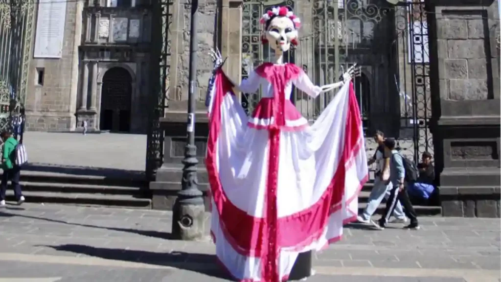 El Paseo de Flores y Catrinas enmarca la celebración del Día de Muertos en la capital