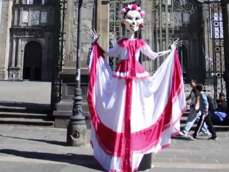 El Paseo de Flores y Catrinas enmarca la celebración del Día de Muertos en la capital