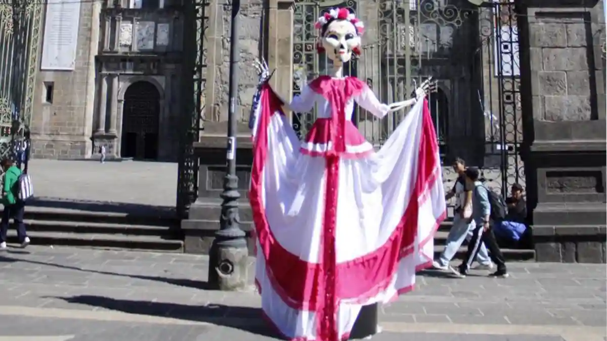El Paseo de Flores y Catrinas enmarca la celebración del Día de Muertos en la capital