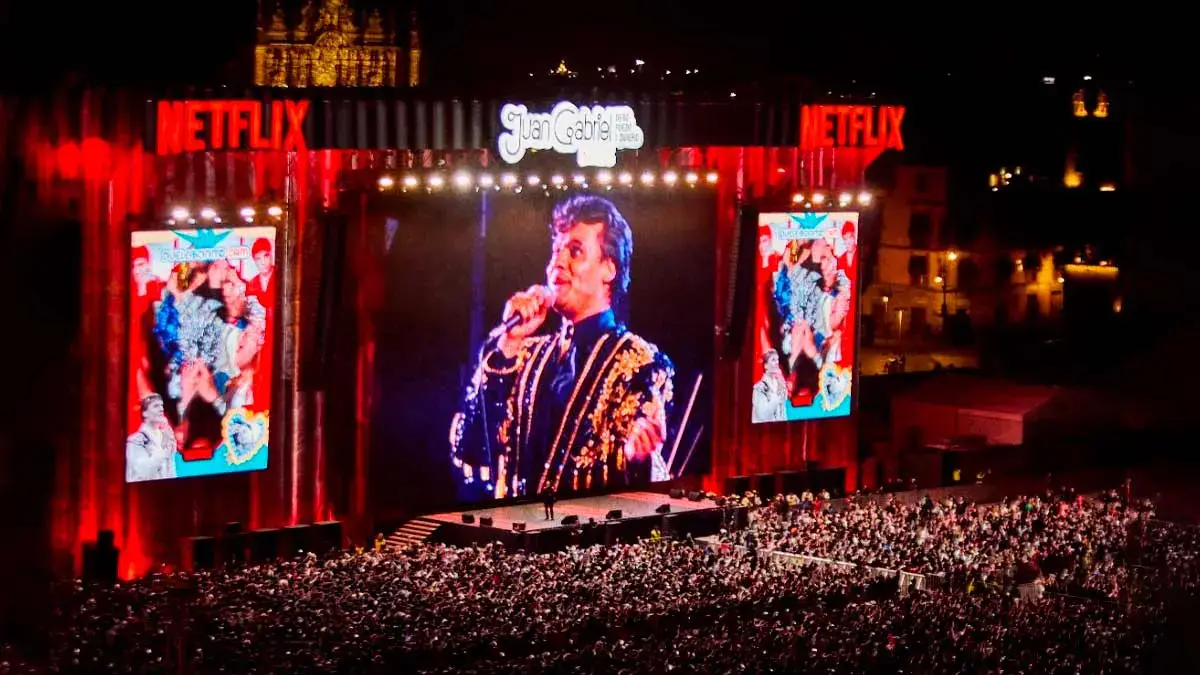 Juan Gabriel reúne a más de 170 mil personas en el Zócalo de CDMX