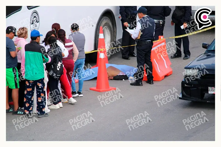 Adulto mayor muere al salir disparado de camioneta en Amozoc; conductor iba a chocar con autobús