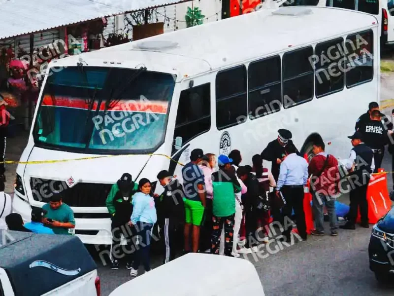 Adulto mayor muere al salir disparado de camioneta en Amozoc; conductor iba a chocar con autobús