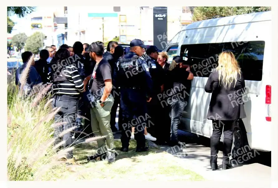 Agente de Fiscalía de Puebla es arrastrada por camioneta tras intervenir en percance vial