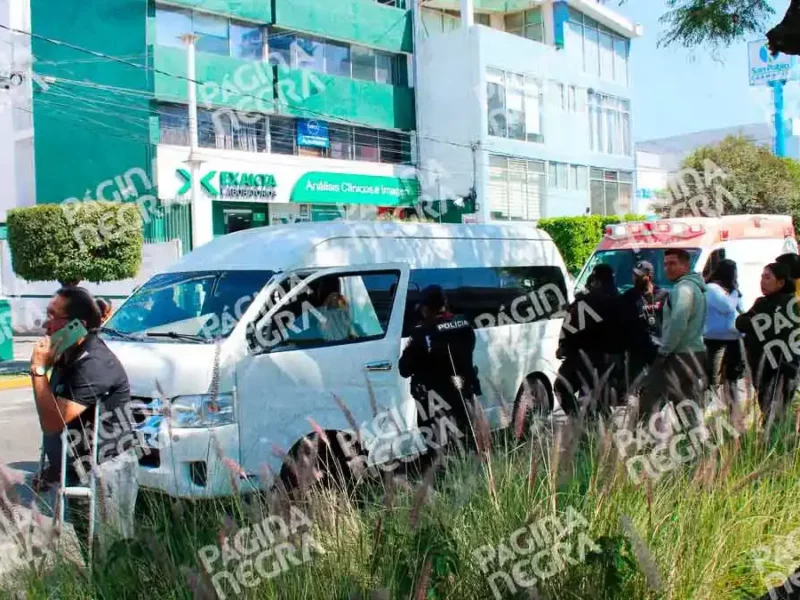 Agente de Fiscalía de Puebla es arrastrada por camioneta tras intervenir en percance vial