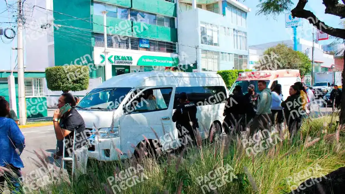 Agente de Fiscalía de Puebla es arrastrada por camioneta tras intervenir en percance vial