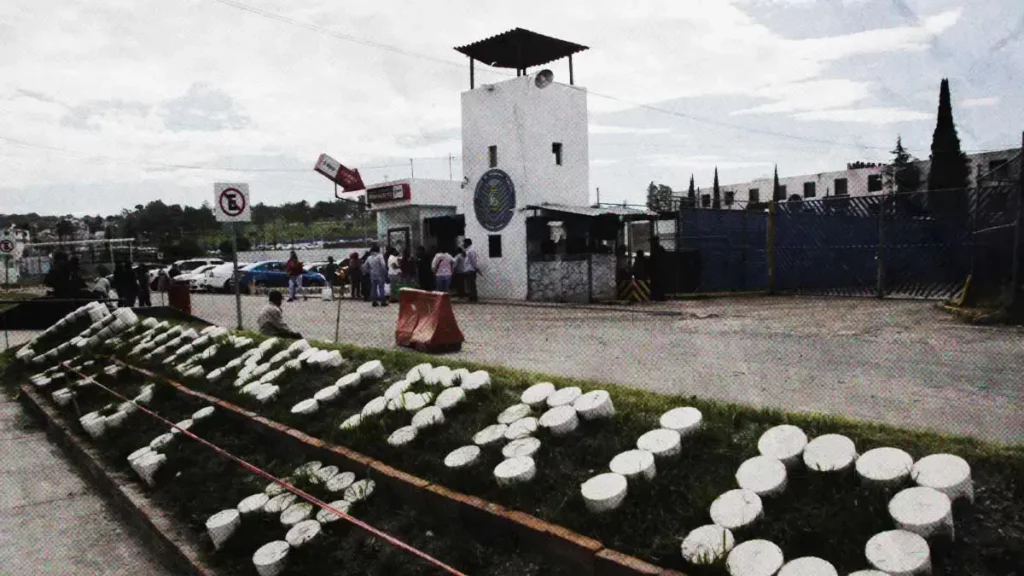 Familiares de reos denuncian extorsión en penal San Miguel y bloquean Camino al Batán, Puebla