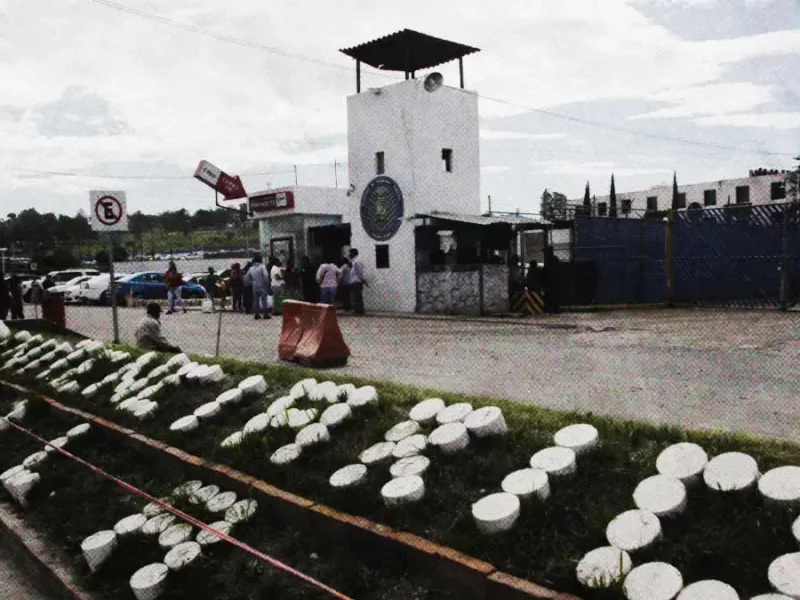 Familiares de reos denuncian extorsión en penal San Miguel y bloquean Camino al Batán, Puebla