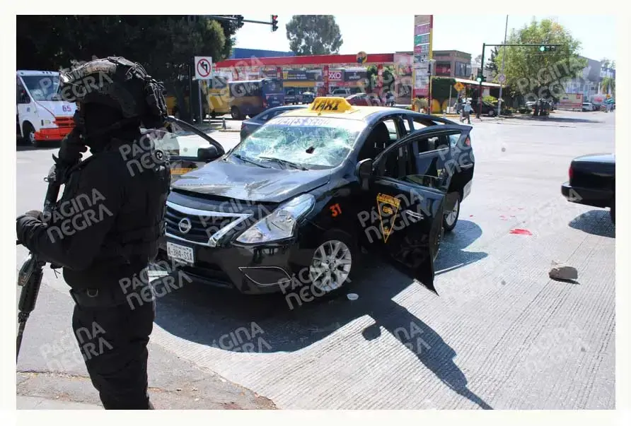 Sujetos persiguen y golpean a líder taxista en Puebla; quedó atrapado en el tráfico