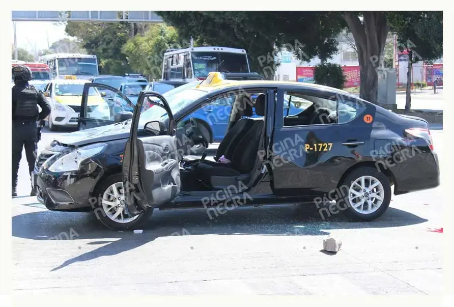 Sujetos persiguen y golpean a líder taxista en Puebla; quedó atrapado en el tráfico