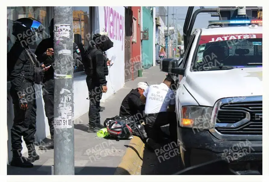 Sujetos persiguen y golpean a líder taxista en Puebla; quedó atrapado en el tráfico