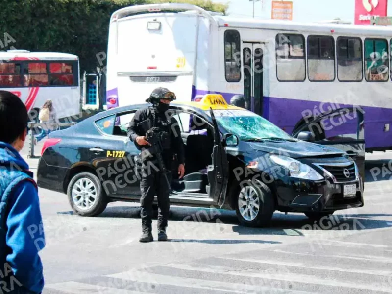 Sujetos persiguen y golpean a líder taxista en Puebla; quedó atrapado en el tráfico