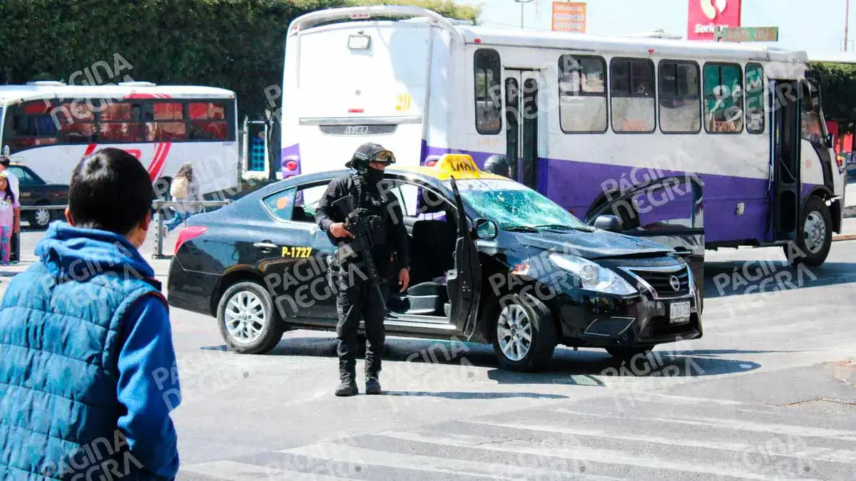 Sujetos persiguen y golpean a líder taxista en Puebla; quedó atrapado en el tráfico
