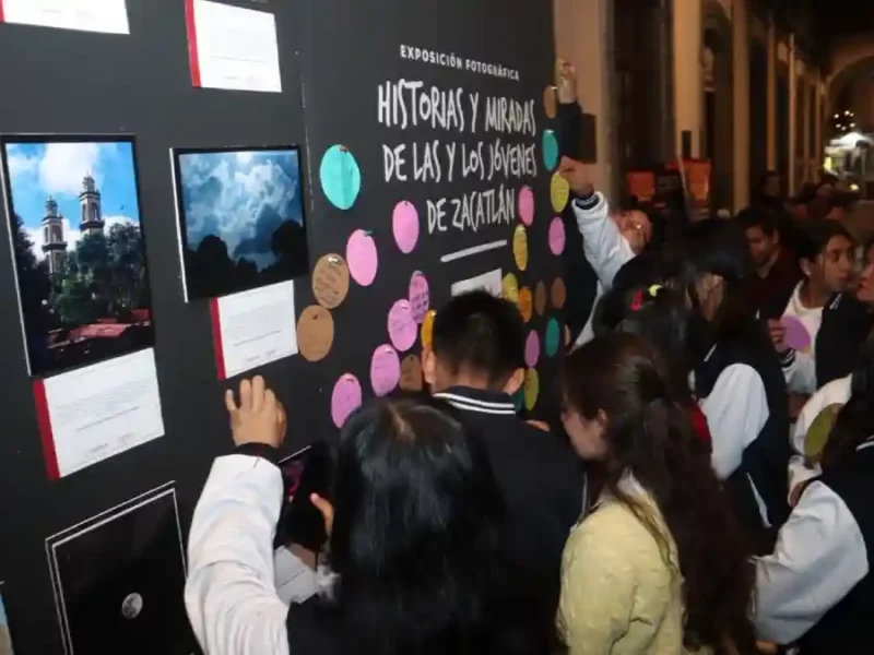 Autoridades municipales e investigadores de la Ibero inauguran el muro “Historias y miradas de las y los jóvenes de Zacatlán”