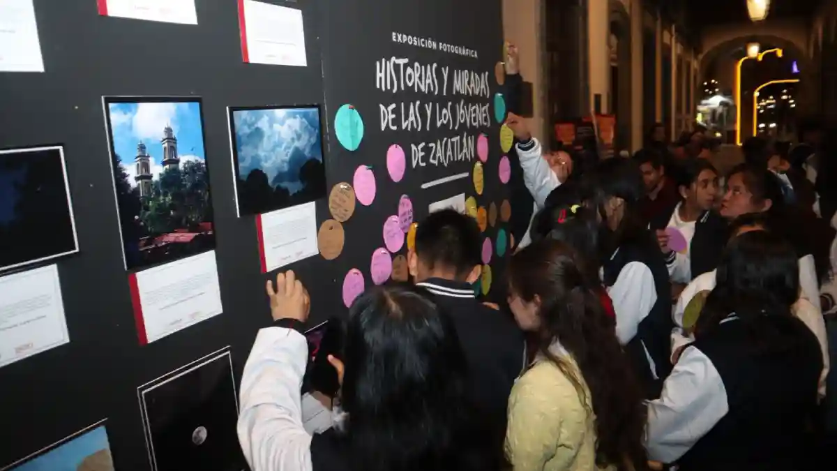 Autoridades municipales e investigadores de la Ibero inauguran el muro “Historias y miradas de las y los jóvenes de Zacatlán”