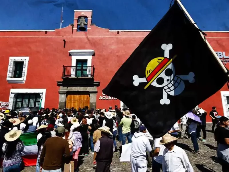 Manifestantes de la Generación Z México se enfrentan con policías en Casa Aguayo en Puebla