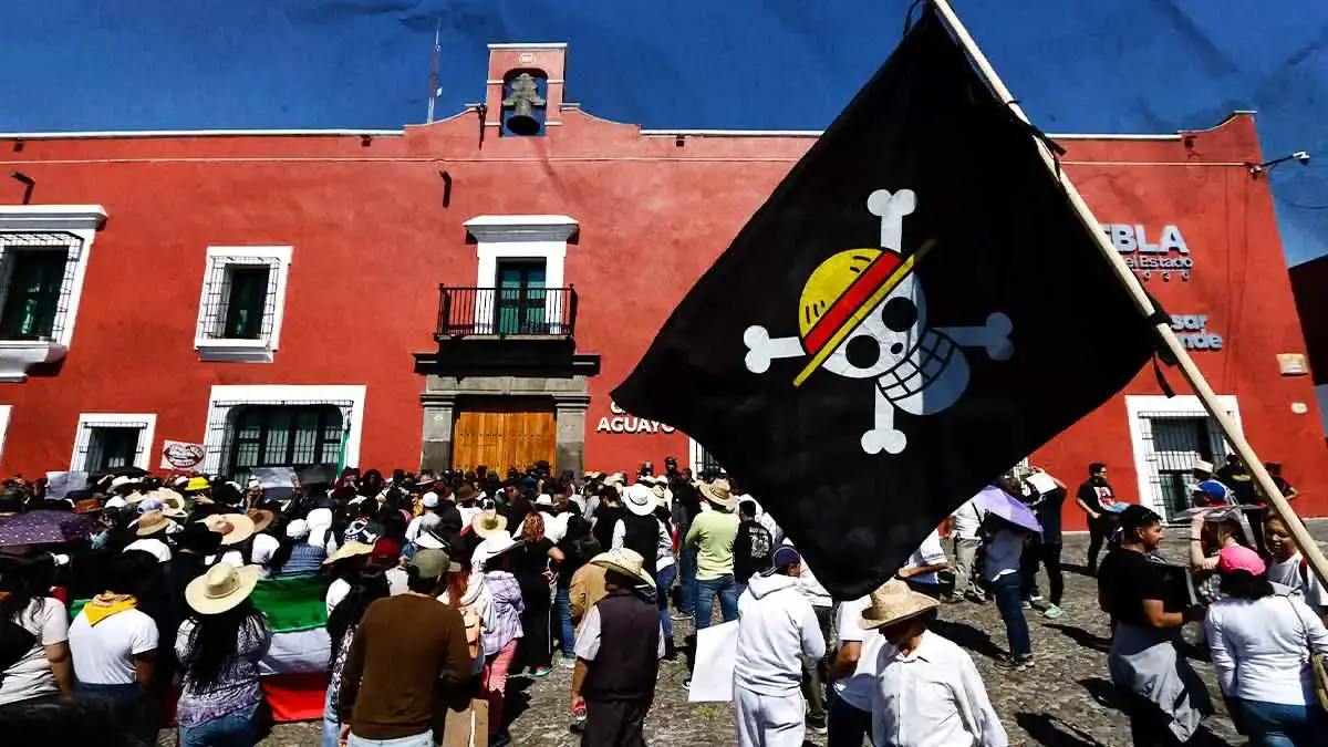 Manifestantes de la Generación Z México se enfrentan con policías en Casa Aguayo en Puebla