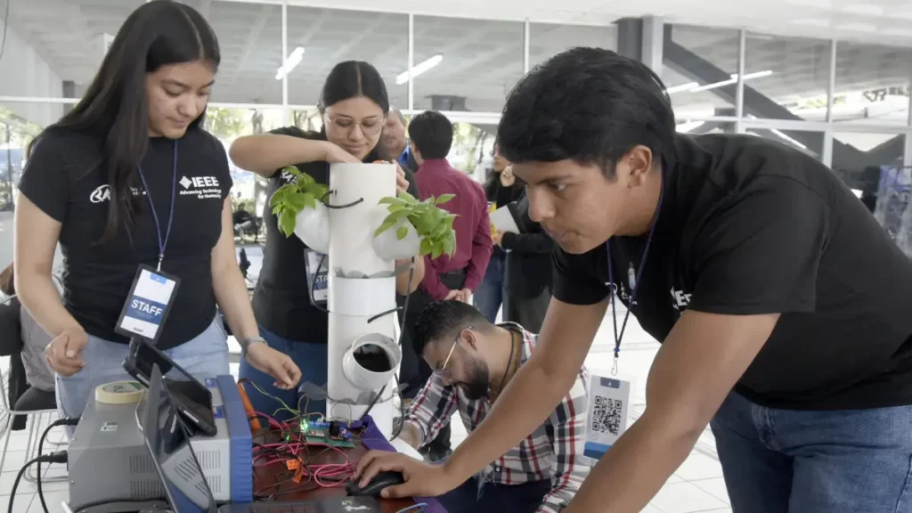 Exponen estudiantes BUAP, miembros de la IEEE, proyectos de ciencia y tecnología