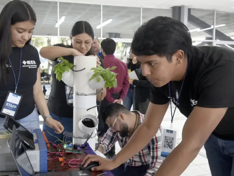 Exponen estudiantes BUAP, miembros de la IEEE, proyectos de ciencia y tecnología