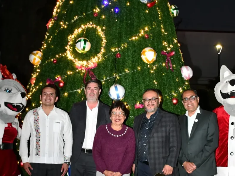 Enciende la Rectora Lilia Cedillo el Árbol de Navidad en el área de la Salud