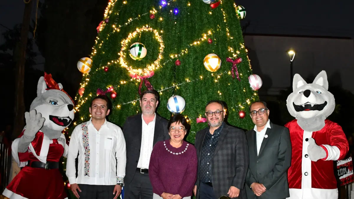 Enciende la Rectora Lilia Cedillo el Árbol de Navidad en el área de la Salud
