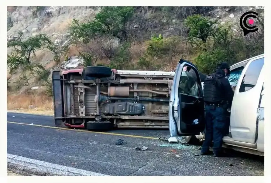 Choque entre camioneta y patrulla deja una persona muerta y funcionarios lesionados en Tehuitzingo, Puebla