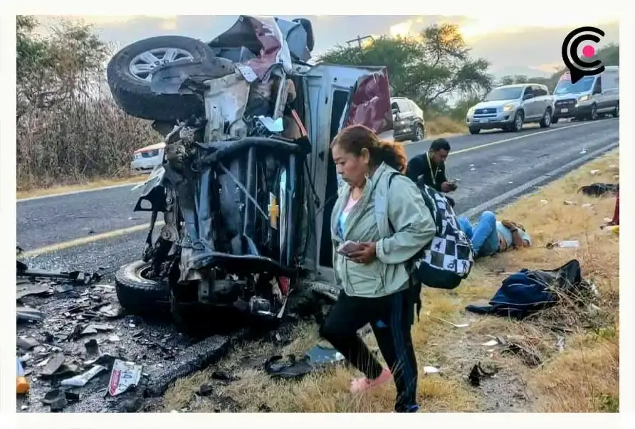 Choque entre camioneta y patrulla deja una persona muerta y funcionarios lesionados en Tehuitzingo, Puebla