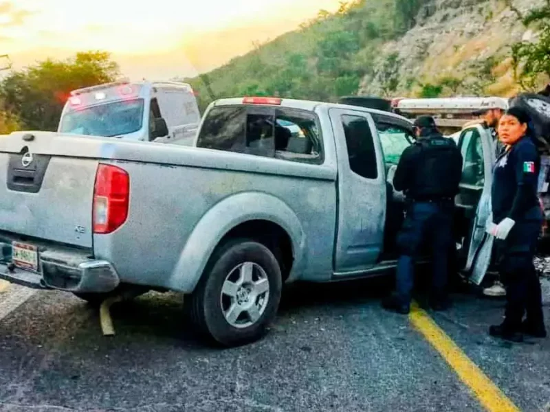Choque entre camioneta y patrulla deja una persona muerta y funcionarios lesionados en Tehuitzingo, Puebla